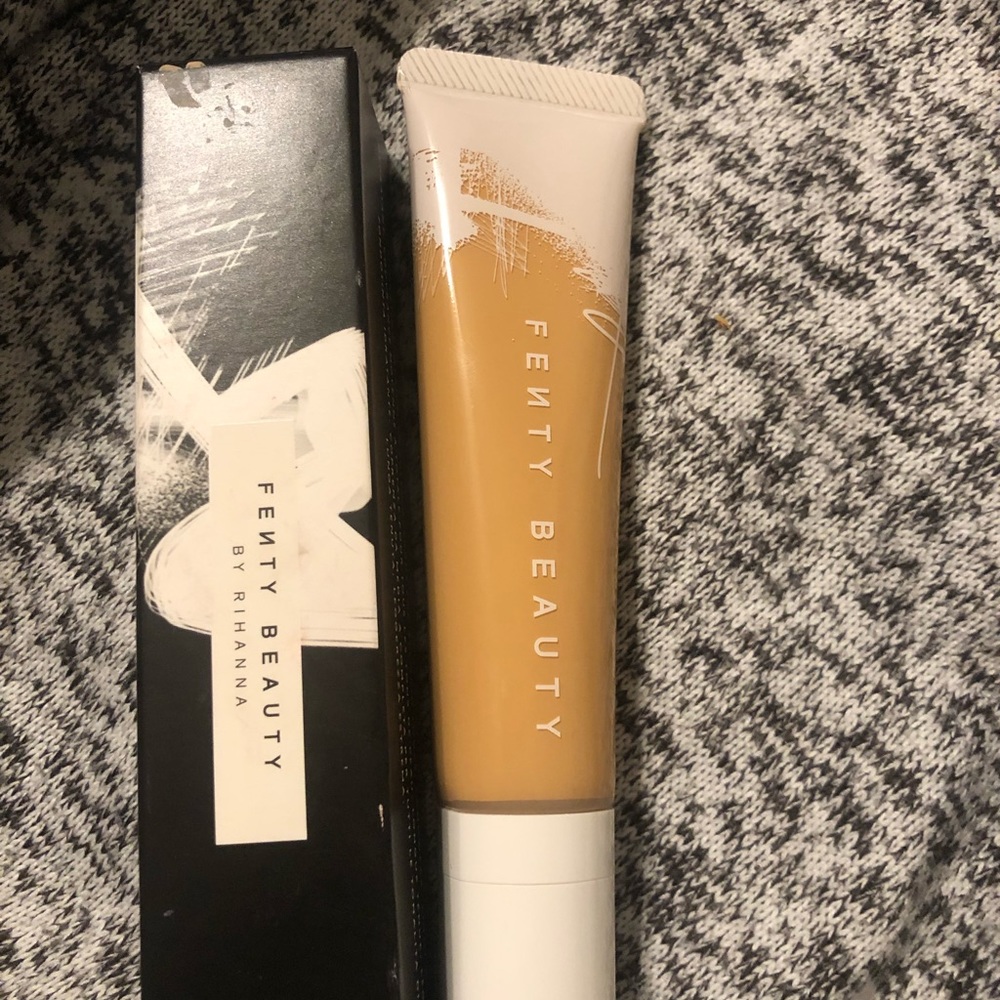 Fenty 255 Pro Filt’r Hydrating Foundation - Picture 2 of 4